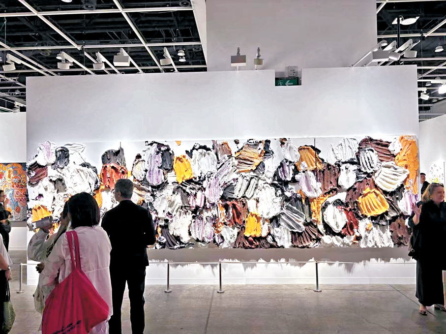 ●白牆上懸掛巨幅立體油彩畫。香港文匯報記者萬靜波  攝