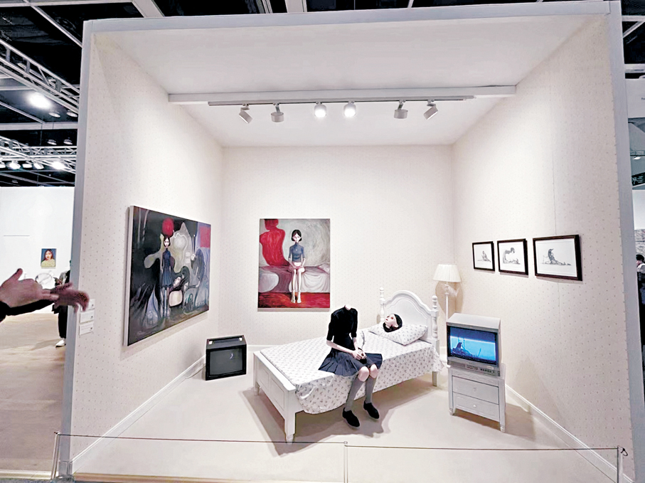 ●異化臥室中身首分離，詭譎畫作映襯孤寂氛圍。 香港文匯報記者萬靜波  攝