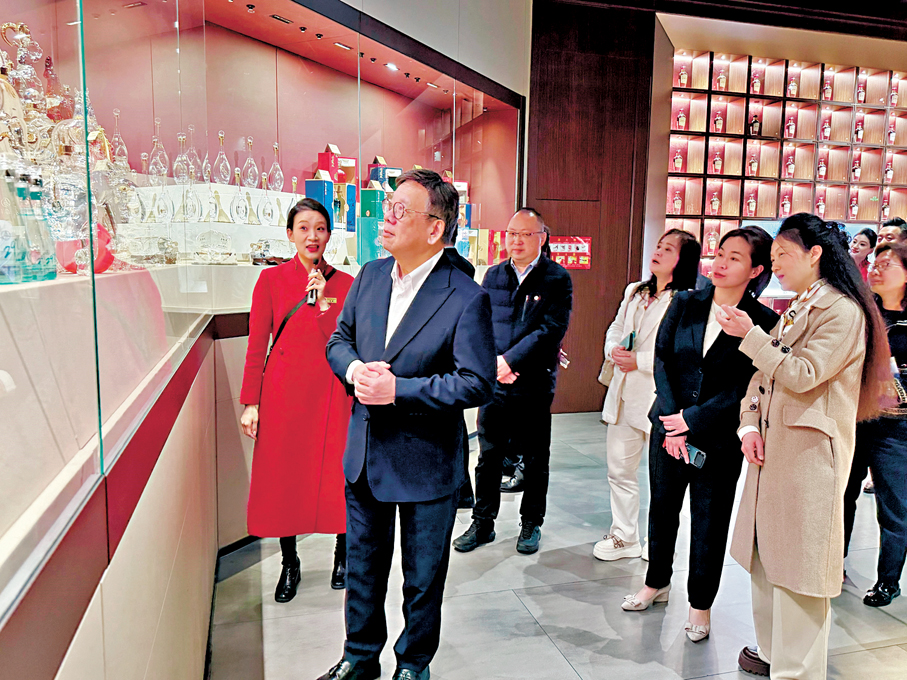 ●圖為丘應樺（左二）昨日到訪四川宜賓市的五糧液酒廠。