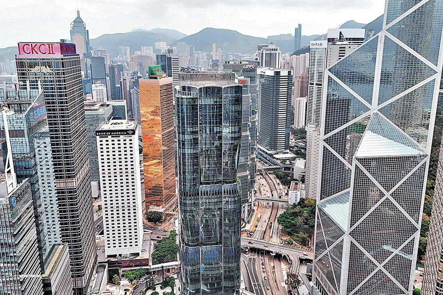 ●港金融高管薪酬達700萬升14%，反映企業不惜重金爭奪頂尖人才。圖為香港中環。 資料圖片
