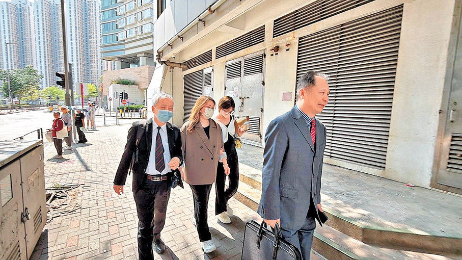 ●周淑霞（啡衣）與張烱權（左一）。圖：香港文匯報記者  黃宇威