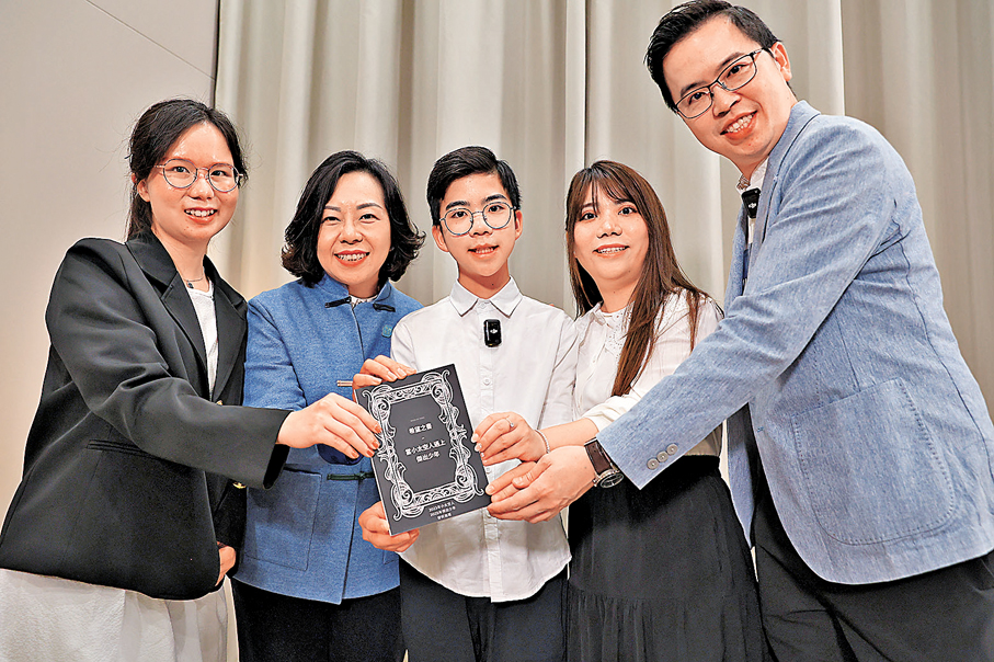 ●麥美娟（左二）與「『友』妳啟導」計劃學員（左一）及「良好家教家風傳承獎」得獎家庭。 香港文匯報記者黃艾力  攝