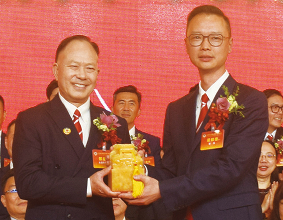 ●鄧獻倫（左）和梁毓雄在一眾來賓見證下完成會長交接儀式。