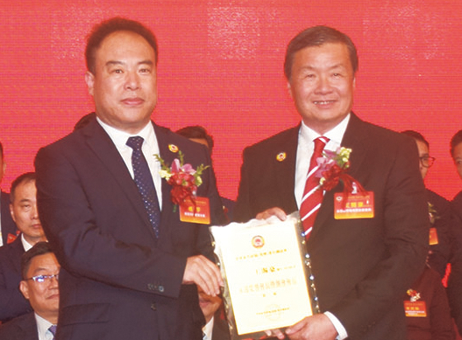 ●楊宇（左）頒發委任狀予永遠榮譽會長暨創會會長王賜豪。