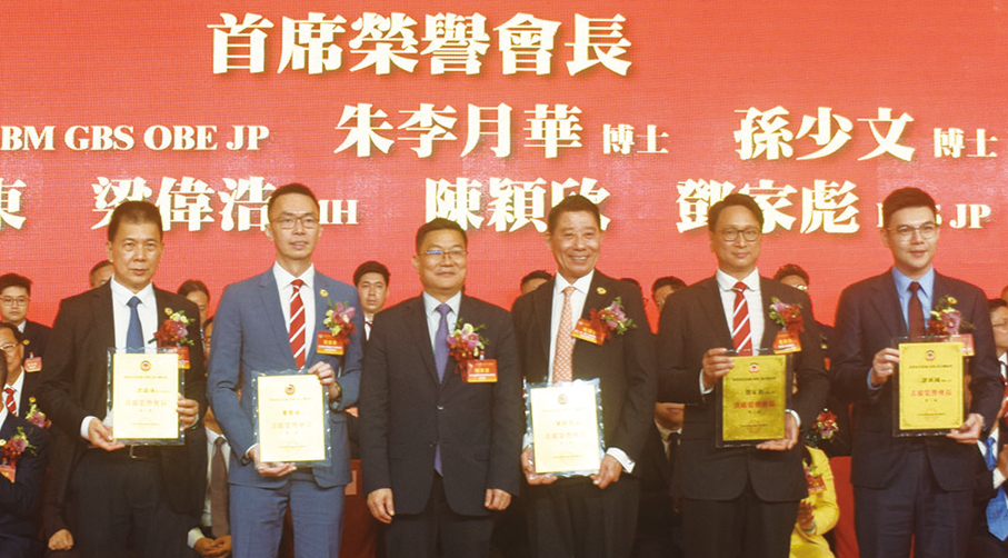 ●陳澤濤（左三）頒發委任狀予一眾首席榮譽會長。