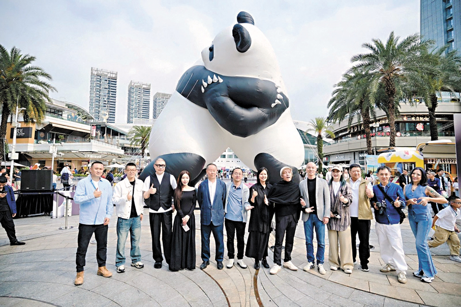 ●趙半狄（右六）的最新雕塑作品《2026年熊貓表情》於深圳蛇口海上世界中心廣場正式揭幕。   記者李望賢  攝