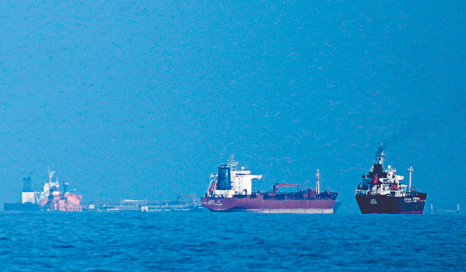 ●油輪在霍爾木茲海峽外排隊。 資料圖片