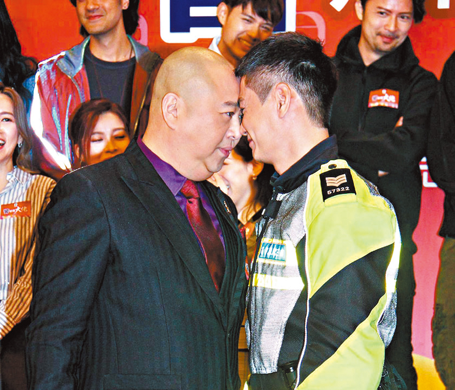 ●林盛斌（左）與羅子溢演示貼額頭「靈魂互換」。 香港文匯報記者達里  攝