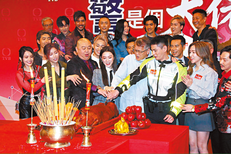 ●眾人齊切燒豬。   香港文匯報記者達里  攝