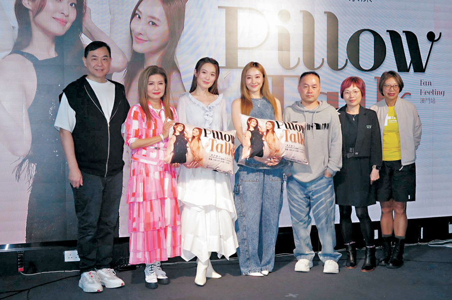 ●大會特別向二人送上枕頭。   香港文匯報記者阿祖 攝