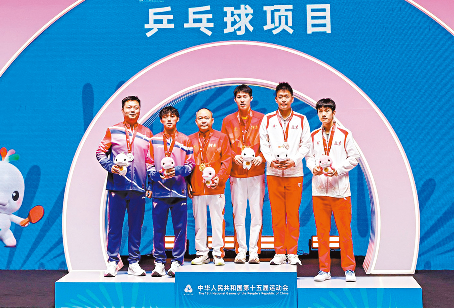 ●溫瑞博（右三）年輕有為，去年曾為河南隊奪得十五運會U18男單冠軍。 資料圖片