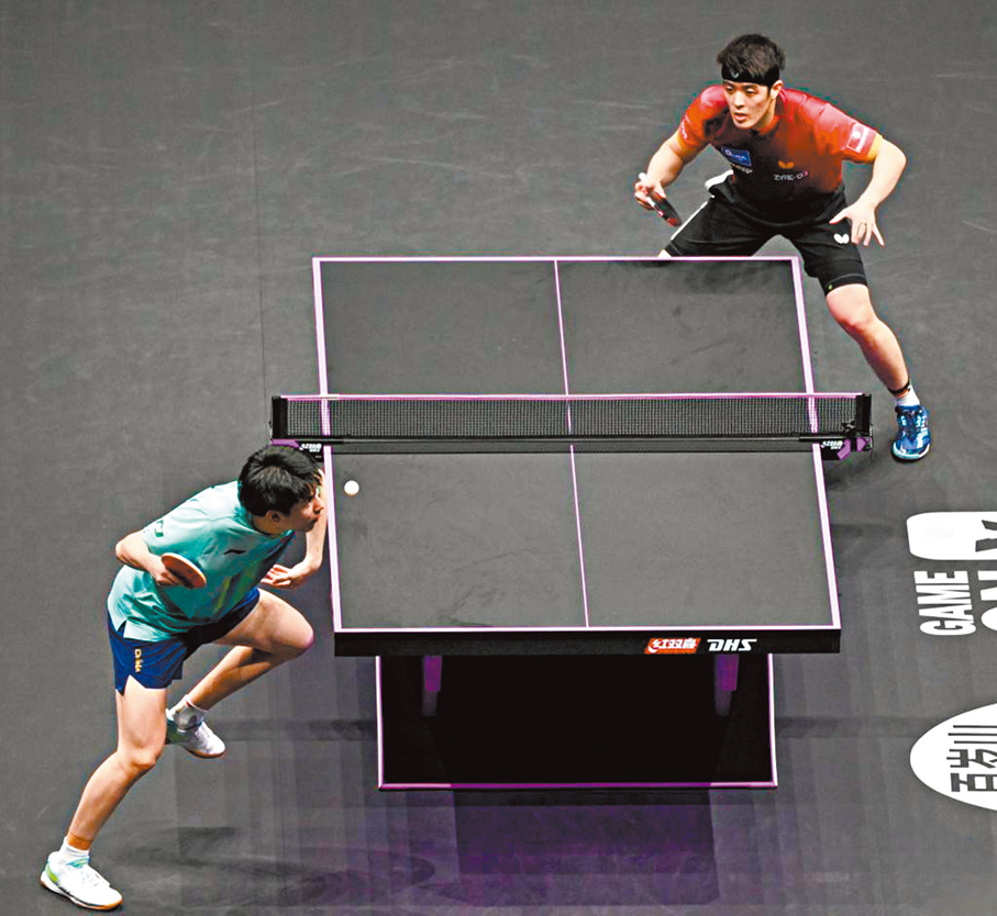 ●溫瑞博（左）早前於WTT重慶冠軍賽連挫強敵，引起外界關注。 資料圖片