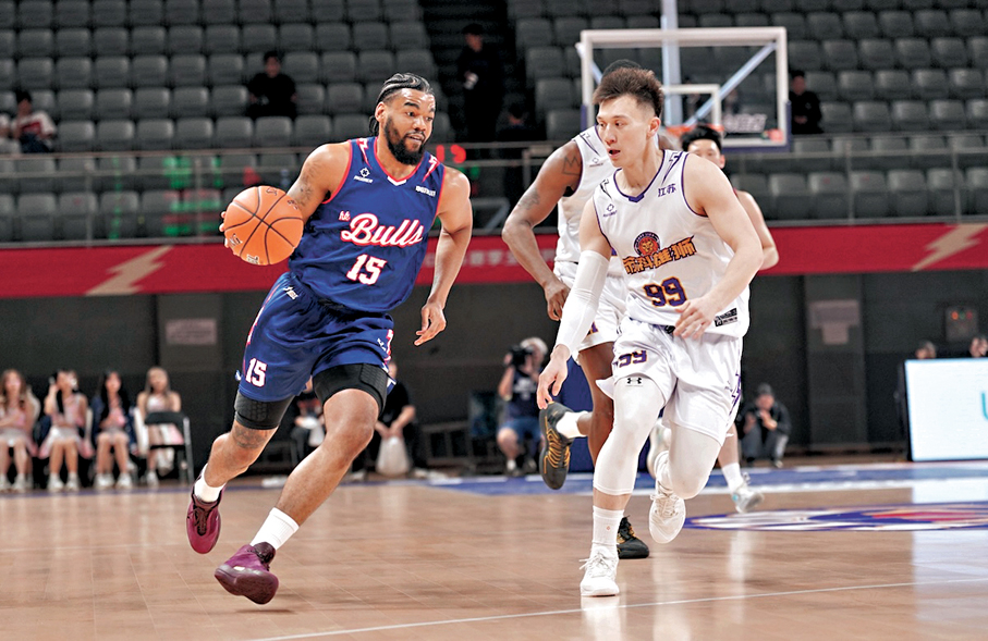 ●香港金牛主將美臣鍾斯（左）嘗試突破上籃。 香港金牛圖片