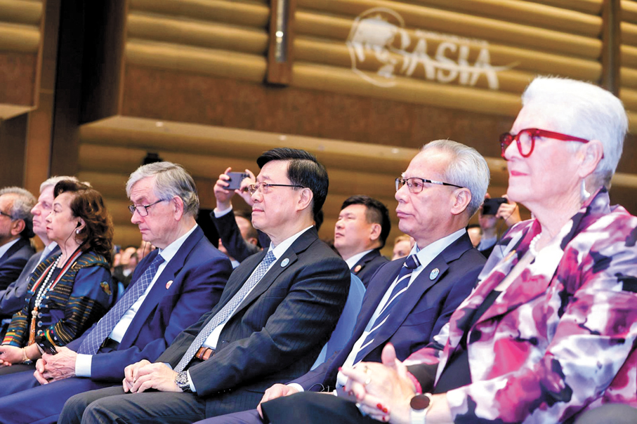 ●李家超（前排右三）昨日出席博鰲亞洲論壇2026年年會全體大會。