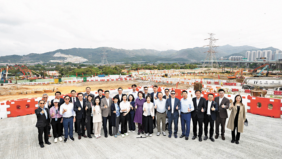 ●立法會主席李慧琼聯同45名議員昨日在多名特區政府官員陪同下，前往北部都會區洪水橋/厦村新發展區實地考察。 立法會主席李慧琼Fb圖片