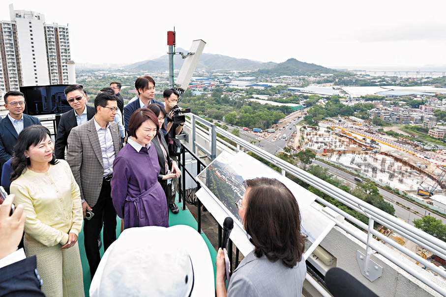 ●立法會議員俯瞰洪水橋/厦村一帶，了解新發展區的規劃與建設。 立法會秘書處圖片