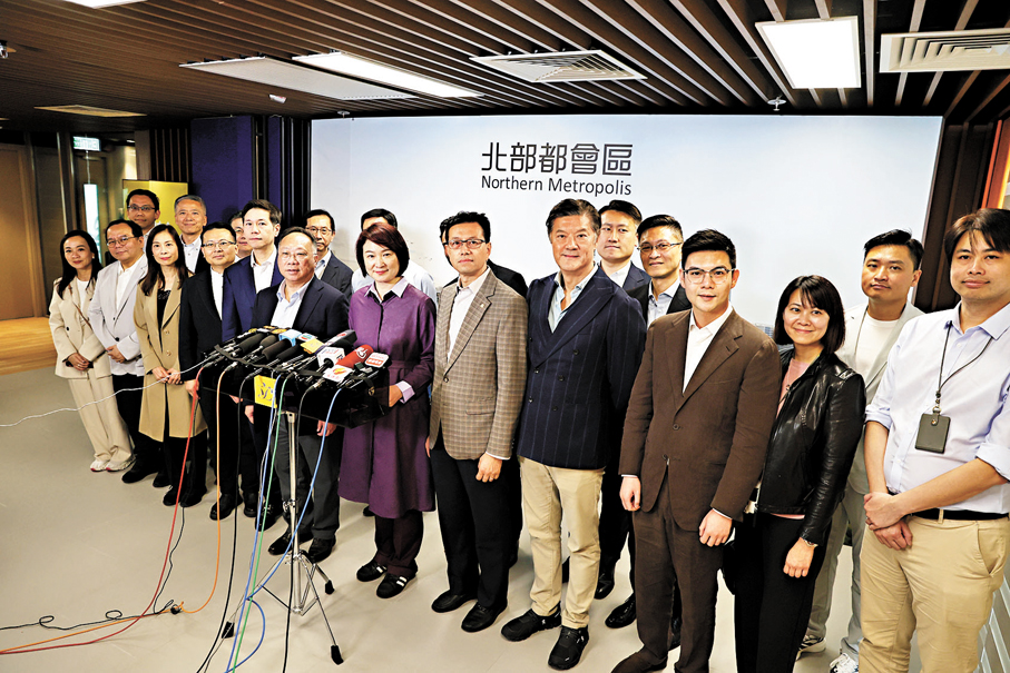 ●李慧琼聯同議員在考察後會見傳媒。    香港文匯報記者萬霜靈  攝
