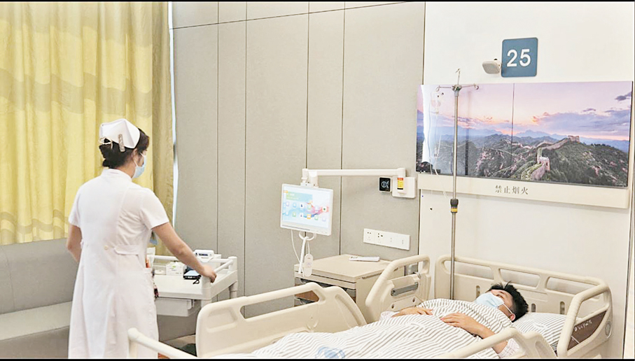 ●深圳計劃推動10家以上公立醫院、20家以上社康機構率先打造「鴻蒙醫院」「鴻蒙社康」標杆。圖為南山區人民醫院鴻蒙智慧病房。 香港文匯報深圳傳真