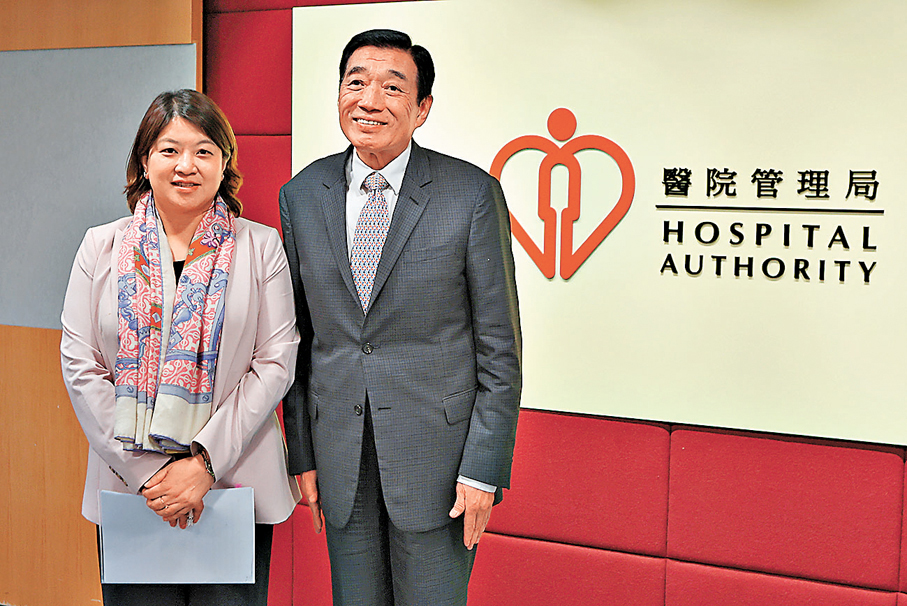 ●醫院管理局行政總裁李夏茵（左）、醫院管理局主席范鴻齡（右）。 香港文匯報記者黃艾力 攝