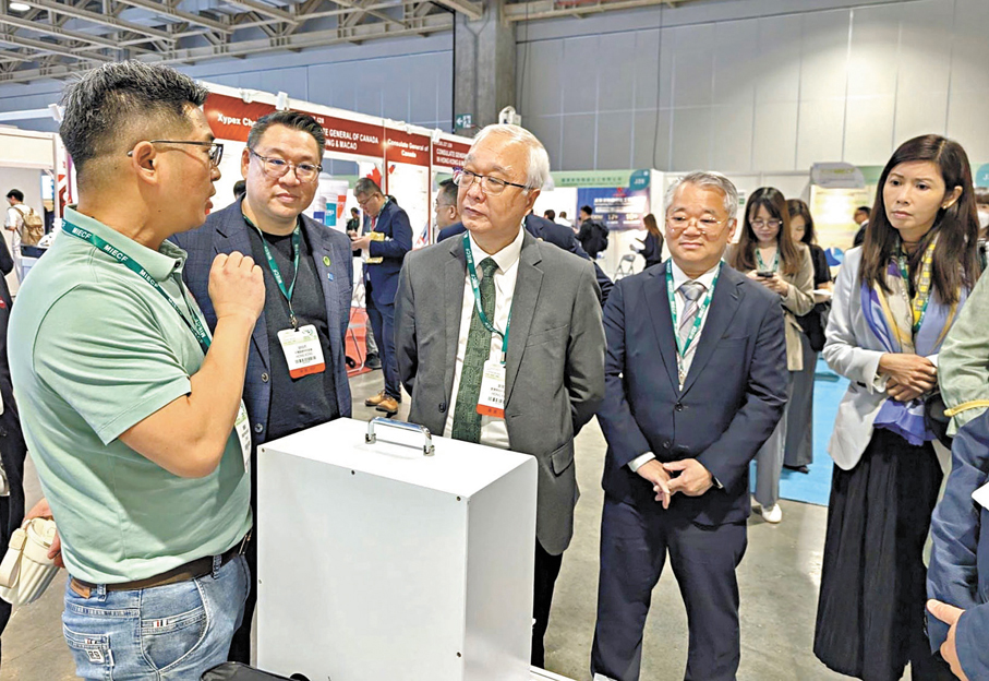 ●環境及生態局局長謝展寰（右二）與環境保護署署長徐浩光（右一）昨出席澳門國際環保合作發展論壇及展覽。