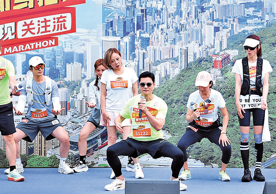 ●呂良偉帶領現場人士進行深蹲熱身。  香港文匯報記者孫嘉蔚  攝