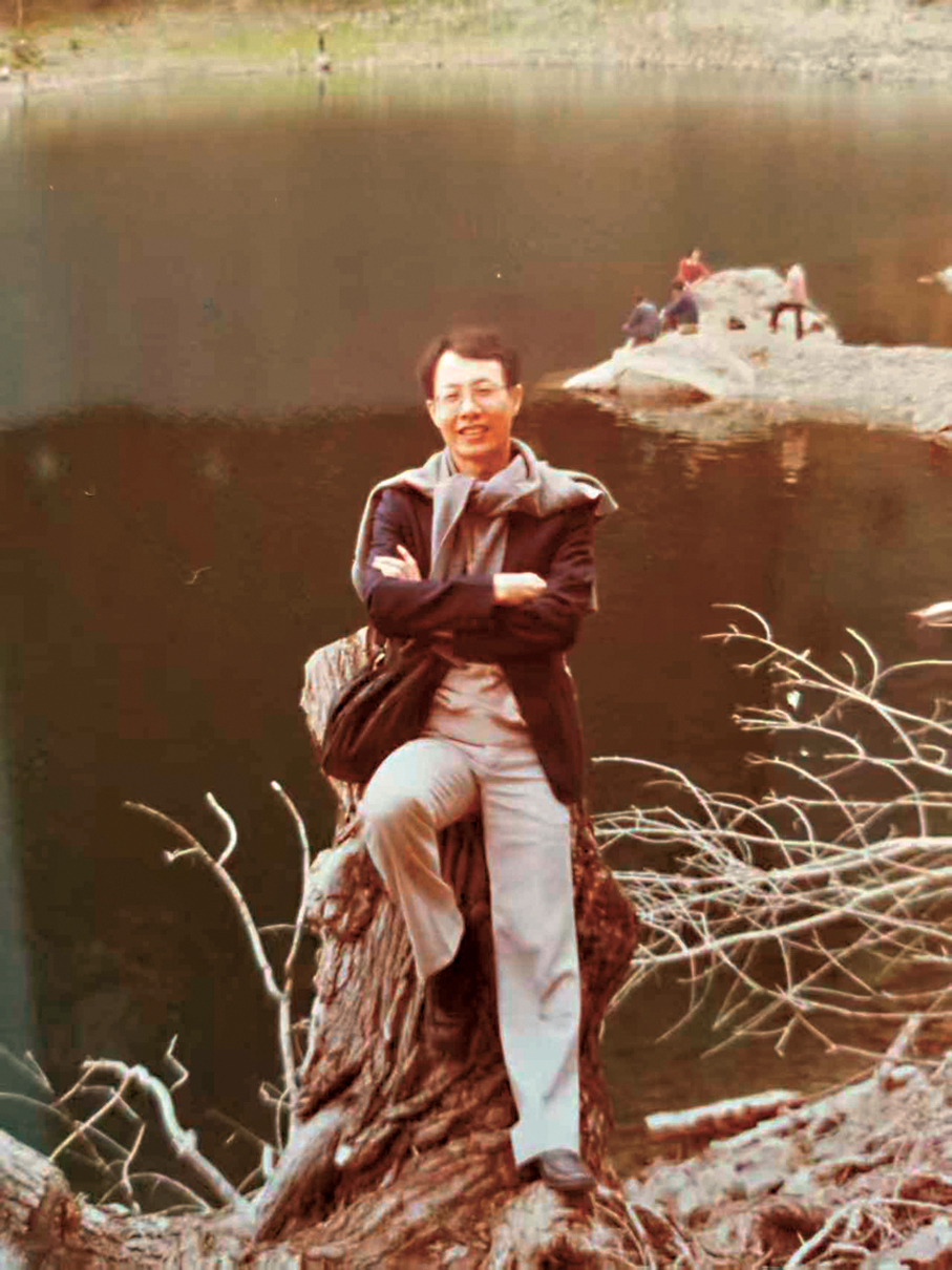 ●1983年秋，到新疆協助編畫冊，攝於天池畔。 作者供圖