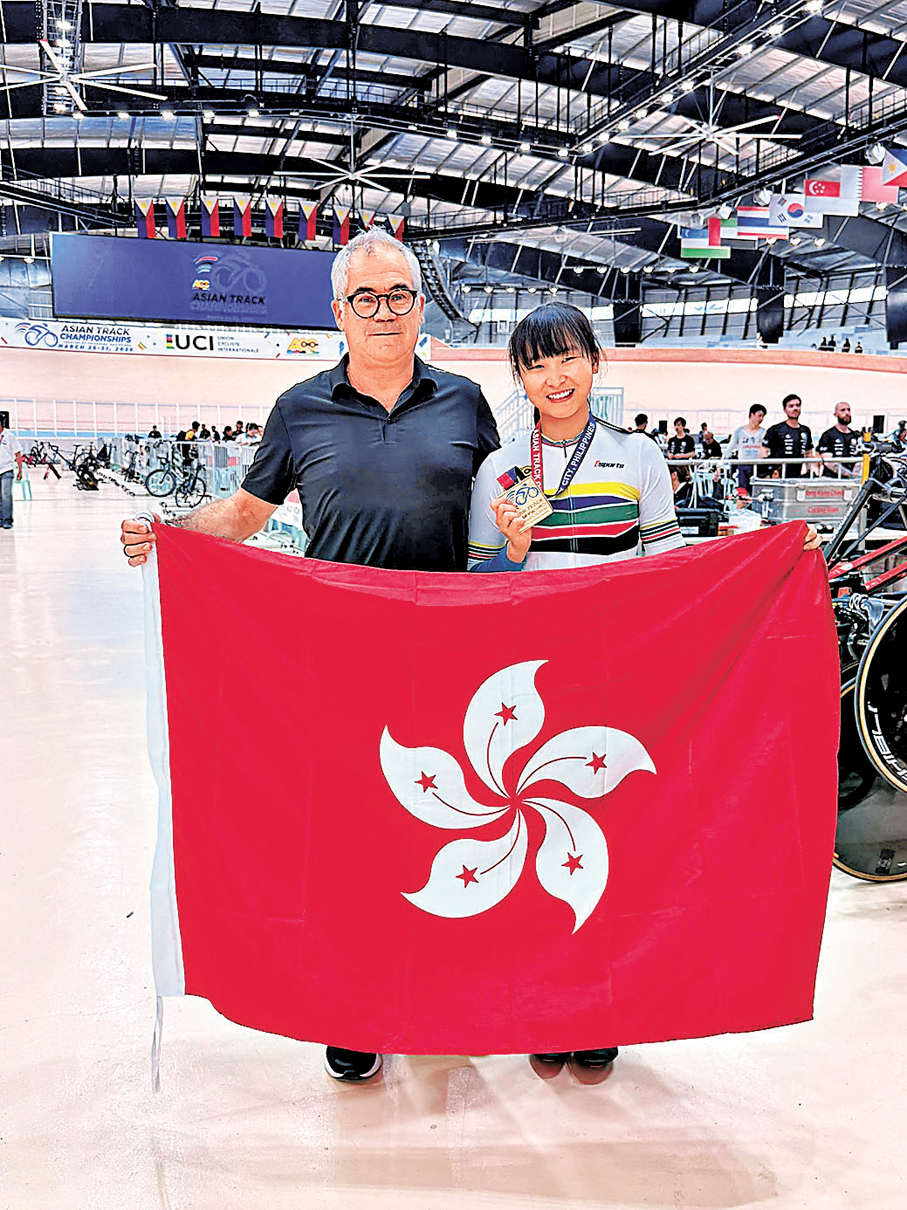 ●李思穎（右）賽後展示金牌。   中國香港單車總會圖片