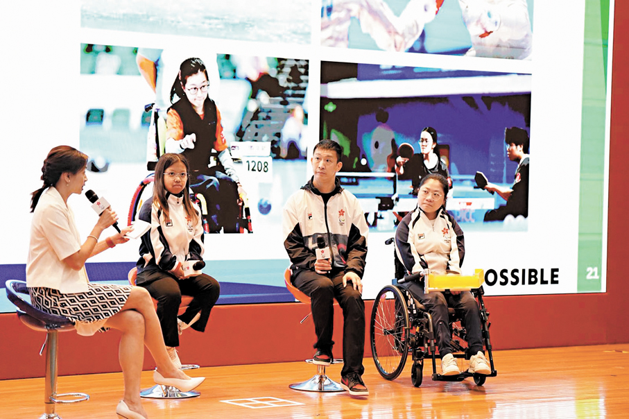 ●兩代香港殘奧名將（右起）張沅、蘇樺偉與吳卓恩出席分享會。