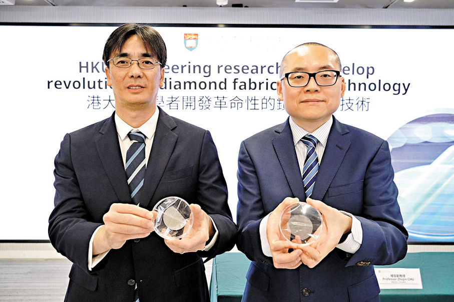 ●港大團隊成功開發突破性的「邊緣暴露剝離法」，可於10秒內製備出兩吋大小的超薄柔性鑽石薄膜。圖為帶領團隊的褚智勤（右） 與林原（左）。 受訪者供圖