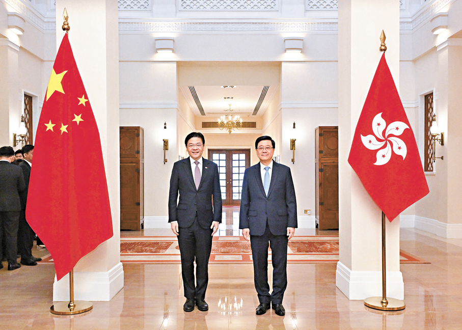●李家超（右）昨日在禮賓府與訪港的新加坡總理兼財政部長黃循財（左）會面。