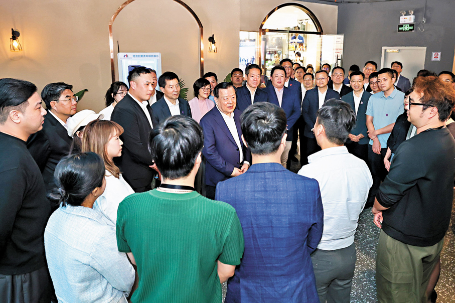 ●夏寶龍在廣州市天河區港澳青年之家調研。中共中央港澳工作辦公室、國務院港澳事務辦公室網站圖片