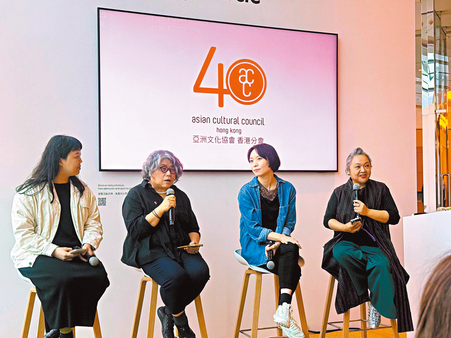 ●鮑藹倫（左二）在對談中分享「光映現場」策展背後的故事。 記者陳藝 攝