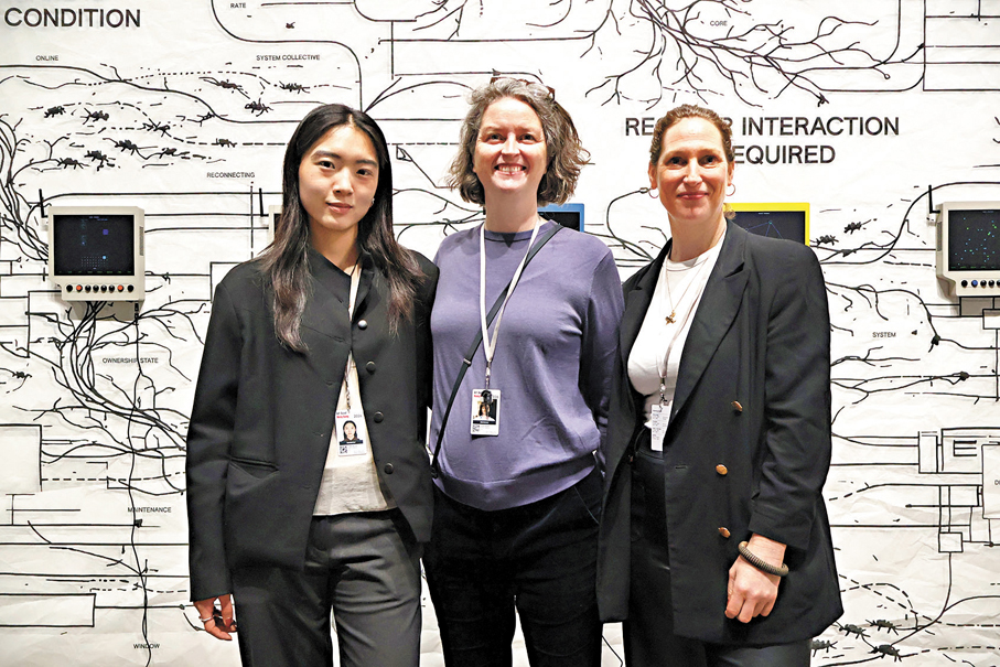 ●（左起）Fangrong Tian、Anne Schwanz、Johanna Neuschäffer來自OFFICE IMPART藝廊。 記者雨竹 攝