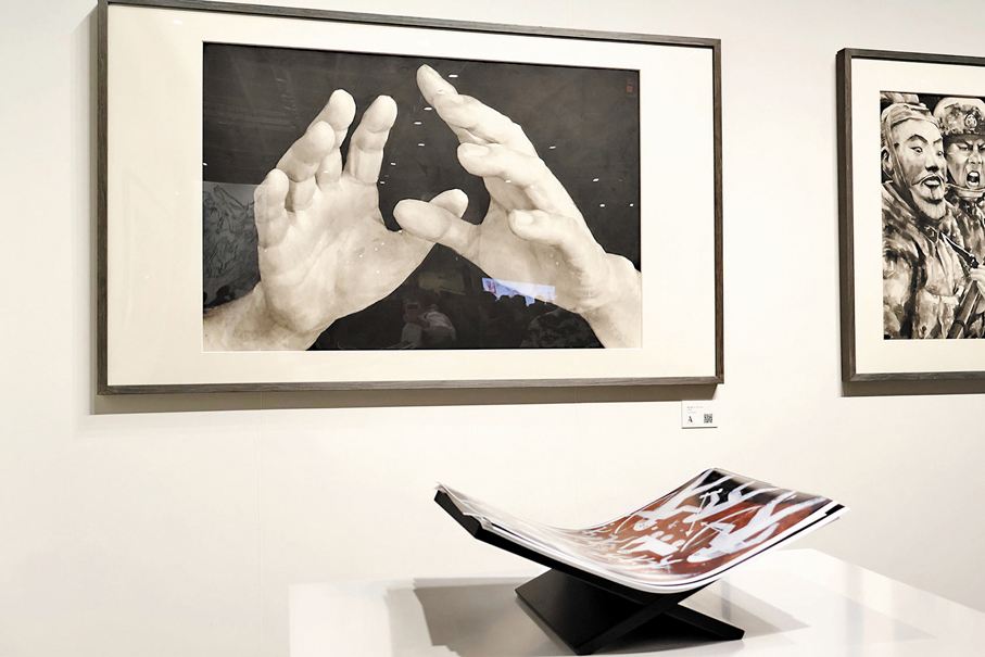 ●曲磊磊的畫作《If》配有AI生成的圖冊。 記者雨竹 攝