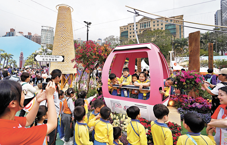 ●孩童暢遊花卉展，穿梭在繽紛纜車與傳統包山之間。 香港文匯報記者曾興偉  攝