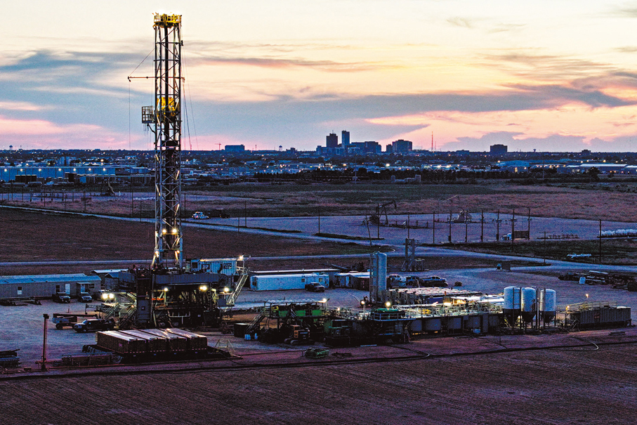 ●美國頁岩油主產地得州的原油盜竊問題愈演愈烈。圖為得州米德蘭市以南一處鑽井平台。 路透社