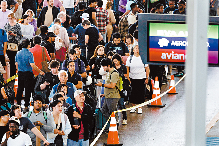 ●美參議院讓步，同意為DHS撥款結束停擺。圖為旅客在美國機場等候TSA安檢。 路透社