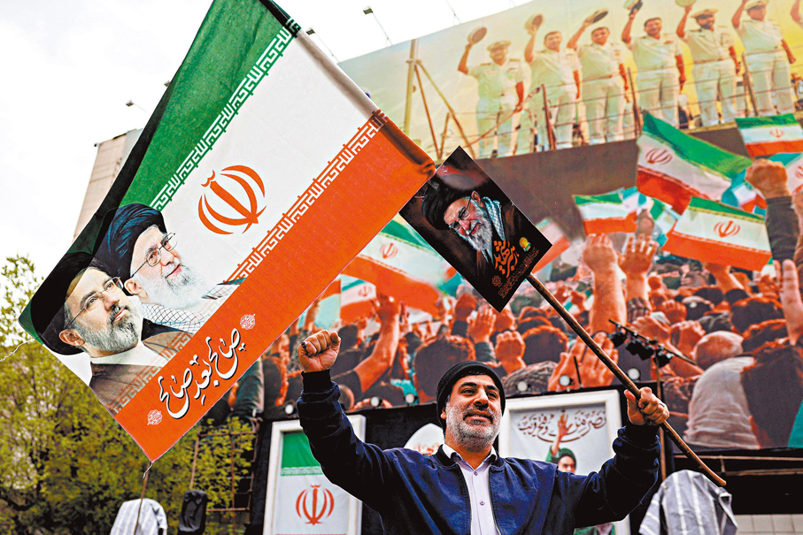 ●德黑蘭民眾高舉伊朗國旗助威。 法新社