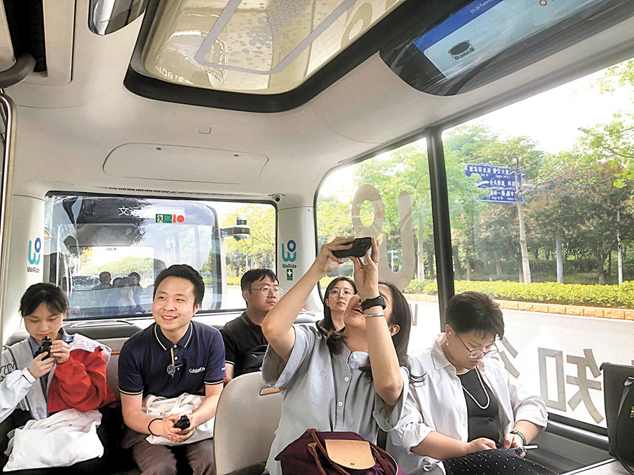 ●文遠知行Robobus在廣州街頭載客。香港文匯報記者方俊明  攝