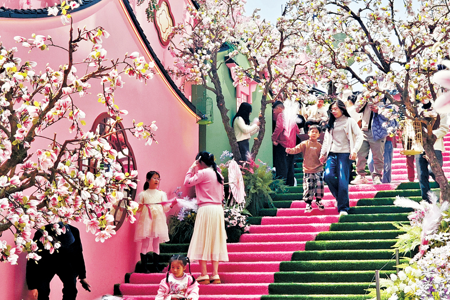 ●遊客在西禪寺附近的「粉黛望春」人工造景景點遊玩。