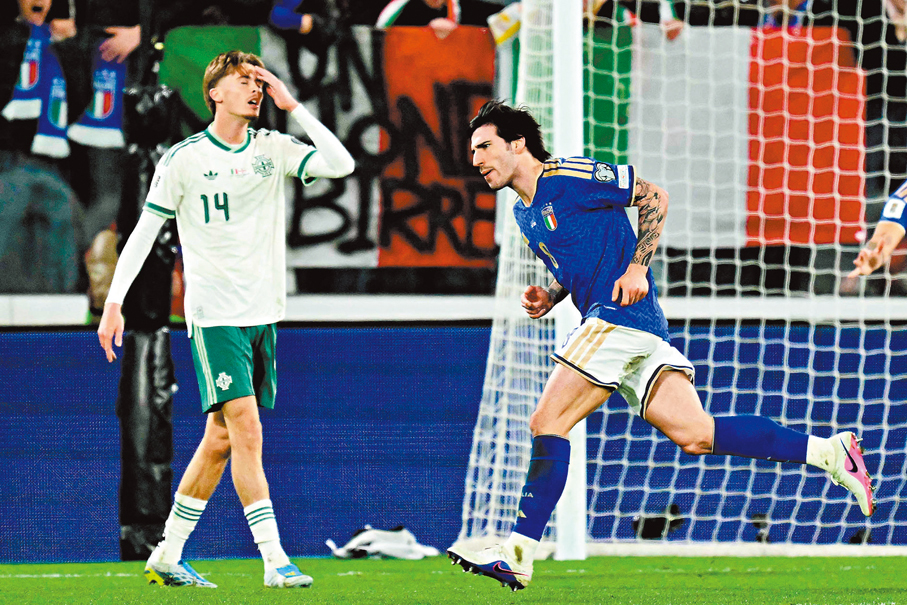 ●東拿利（右）以一己之力帶領意大利過關。  法新社