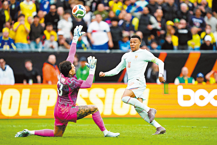 ●麥巴比（右）替法國先開紀錄。  法新社