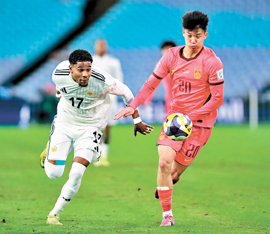 ●王鈺棟（右）昨隨國足亮相國際友誼賽。 新華社