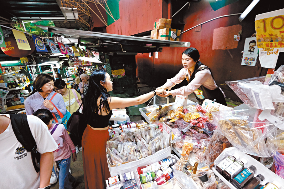 ●商販珊姐（右）認為，嘉咸街市集需要透過不同活動添加活力。香港文匯報記者涂穴   攝