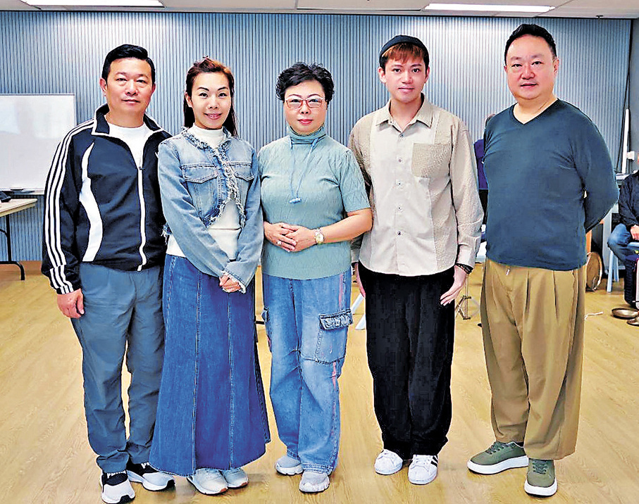 ●（左起）今次演出的組合強勁，有音樂領導高潤權、陳紀婷、班主林珊珊、譚穎倫及擊樂領導高潤鴻。