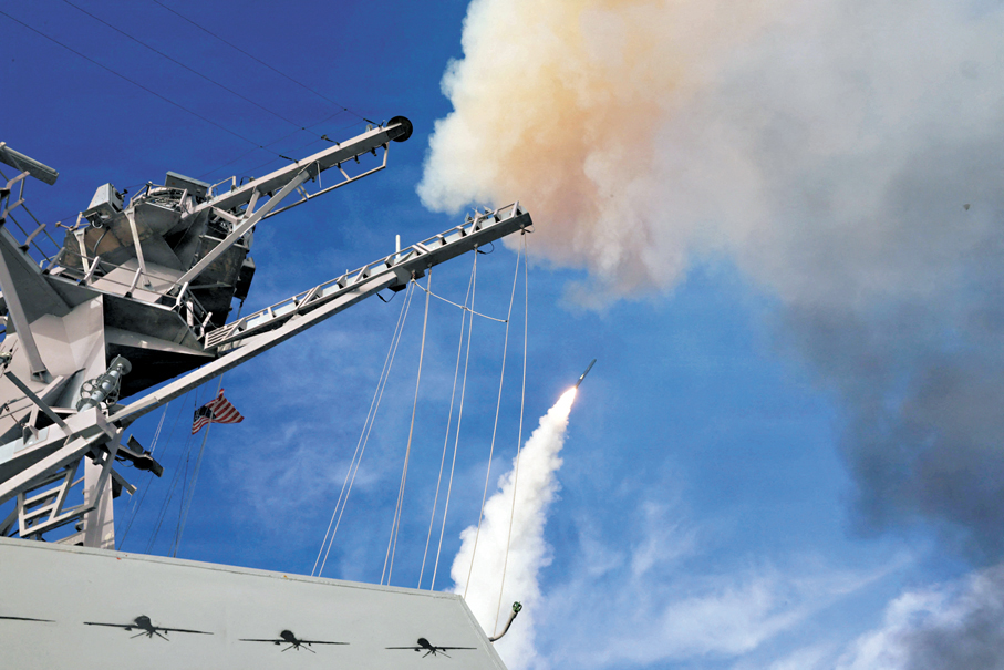 ●在戰爭期間，美軍導彈驅逐艦「哈德納號」發射一枚「戰斧」導彈。路透社