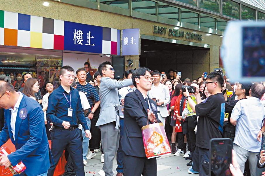 ●古天樂嘗試走近圍觀群眾互動。 香港文匯報記者阿祖  攝