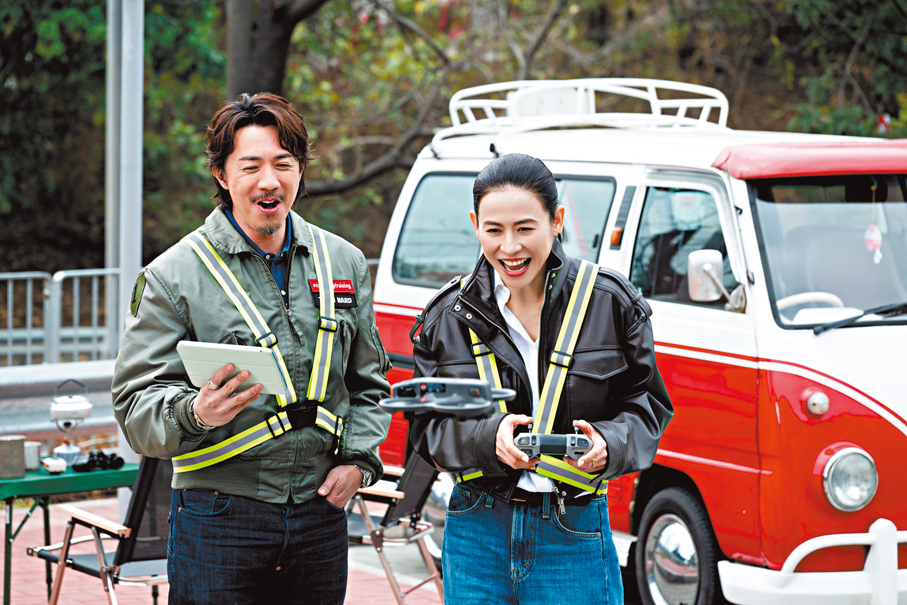 ●宣萱出動建築界常用的無人航拍機，帶觀眾以「第一人視覺」飛越香港三大橋樑地標。