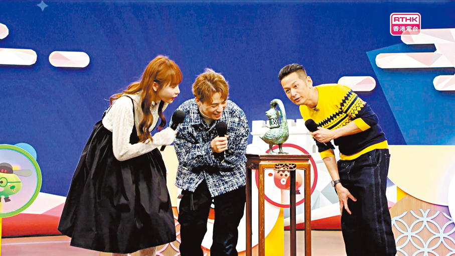 ●右起：吳家樂、黃劍文和趙慧珊猜想漢代古物的用途。