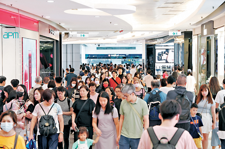 ●訪港旅客人次續增，刺激本地零售市道。 資料圖片
